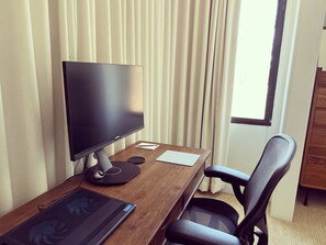 Interior - Sun-Filled Luxury Upper Condo, 10-Min Walk To Beach (Santa Monica)