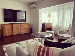 Smart TV, computer monitors - Sun-Filled Luxury Upper Condo, 10-Min Walk To Beach (Santa Monica)