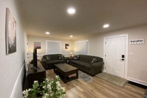 Smart TV, video games, foosball - 🌳Charming Brick Home 🌳 with bonus space & fenced yard for pets (Spokane)