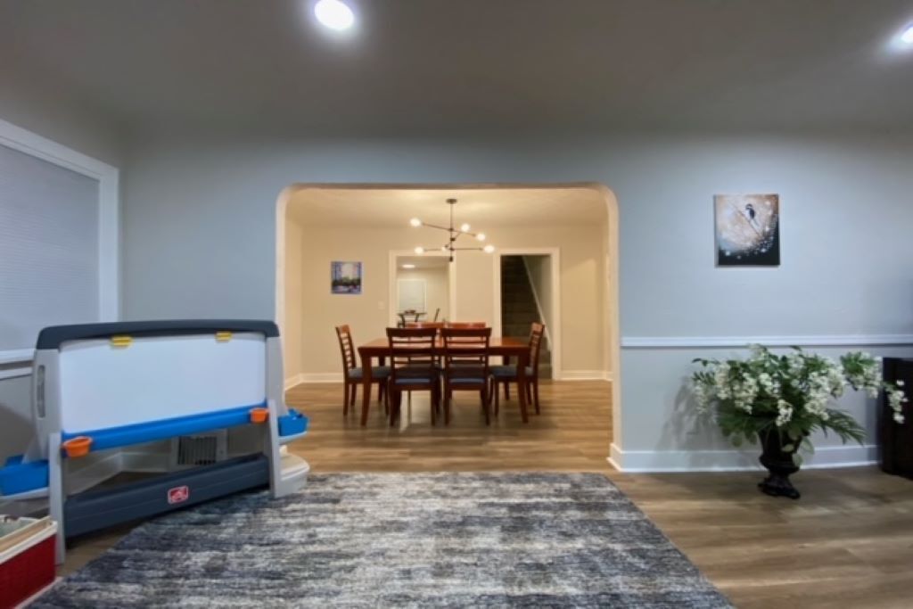 🌳Charming Brick Home 🌳 with bonus space & fenced yard for pets