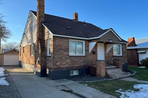 Exterior - 🌳Charming Brick Home 🌳 with bonus space & fenced yard for pets (Spokane)