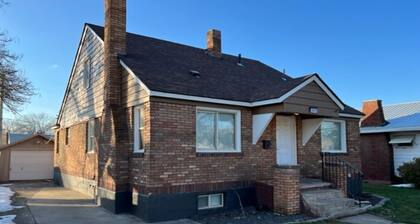 🌳Charming Brick Home 🌳 with bonus space & fenced yard for pets
