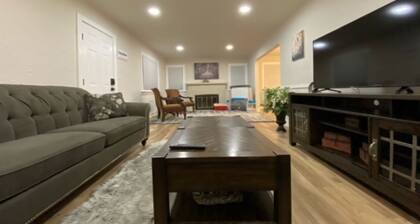 🌳Charming Brick Home 🌳 with bonus space & fenced yard for pets