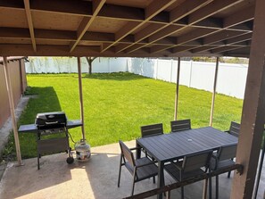 Outdoor dining - 🌳Charming Brick Home 🌳 with bonus space & fenced yard for pets (Spokane)