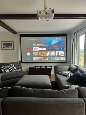 Smart-TV, bøker og stereoanlegg