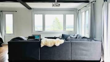 Smart TV, libros y estéreo