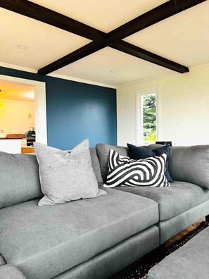 Smart TV, books, stereo