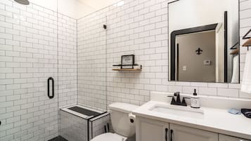 Douche, sèche-cheveux, serviettes fournies, savon