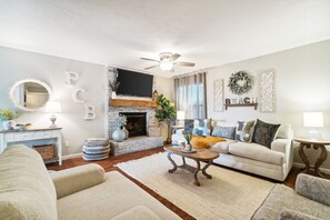 Una Smart TV, una chimenea, videojuegos, una mesa de tenis de mesa