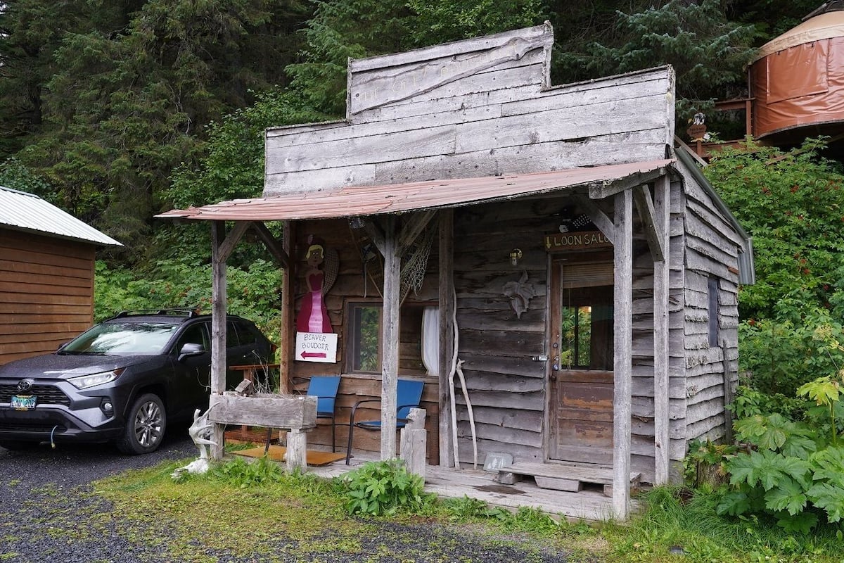Single Cabin, Shared Bathroom, Loon Saloon, Inn Location