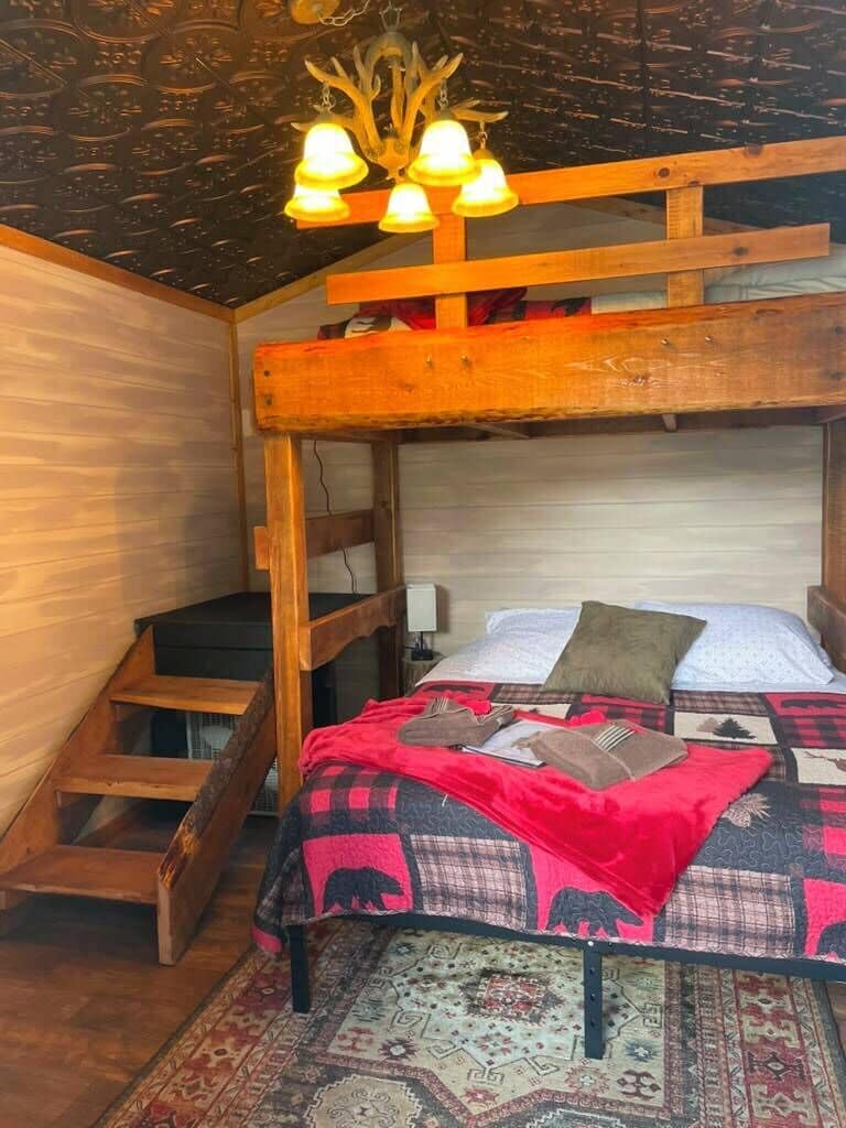 Triple Cabin, Shared Bathroom, Wolf Den, Inn Location | Bed sheets