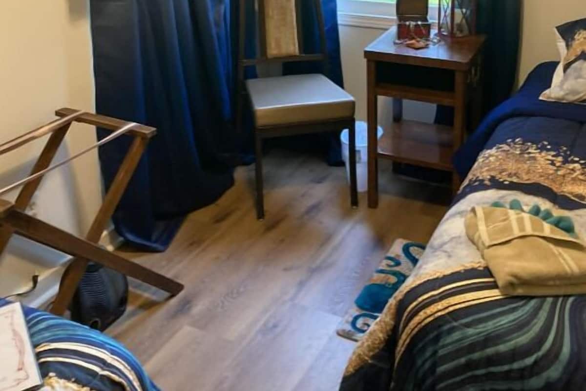 2 Single bed room, Redbeards Retreat, shared bathroom, not pet friendly