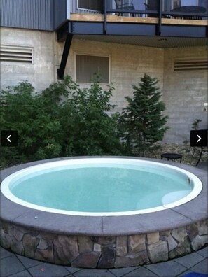 Bain à remous extérieur