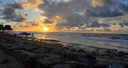 Sunny Vista -2 Bd - Seconds From the Beach!