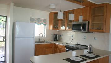 Coffee/tea maker, fridge, microwave, oven