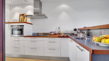 Fridge, oven, stovetop, dishwasher
