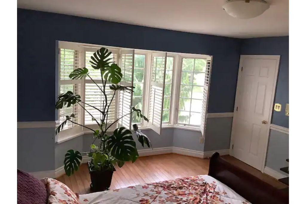 Amazing 4 bedroom home with 2 fireplaces! Centrally located, close to QEW