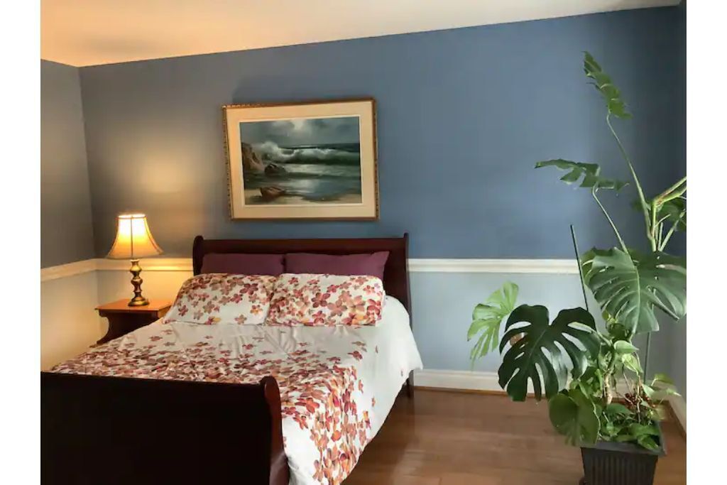 Amazing 4 bedroom home with 2 fireplaces! Centrally located, close to QEW