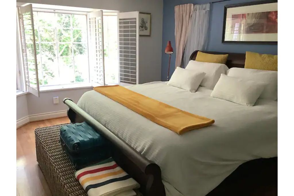 Amazing 4 bedroom home with 2 fireplaces! Centrally located, close to QEW