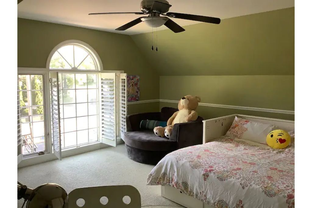 Amazing 4 bedroom home with 2 fireplaces! Centrally located, close to QEW