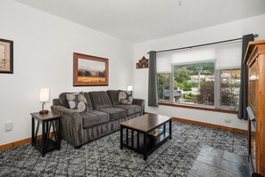 Smart TV, fireplace - Adjoining studio also available - Gondola View! (Kellogg)