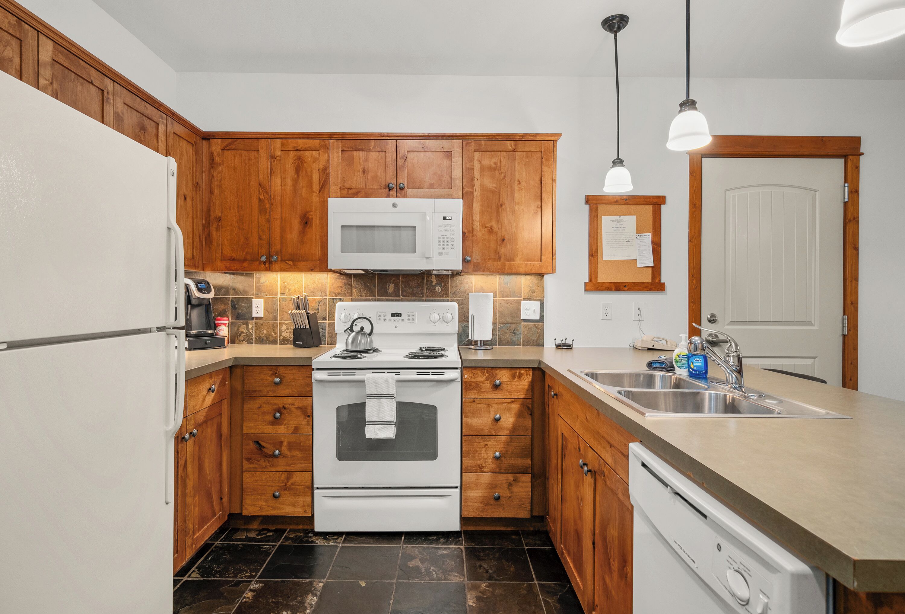 Coffee/tea maker, fridge, microwave, oven