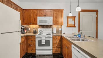 Coffee/tea maker, fridge, microwave, oven