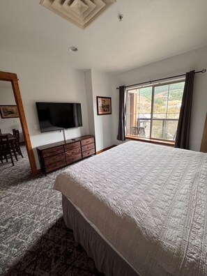1 bedroom, iron/ironing board, free WiFi, bed sheets - Shared Roof Top Hot tub Silver Mtn adjoining studio also available separately (Kellogg)