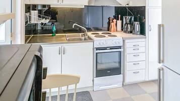 Kylskåp, ugn, spishäll och kaffe- och tebryggare