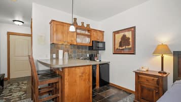 Coffee/tea maker, fridge, microwave, dishwasher