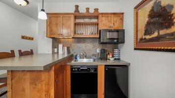 Coffee/tea maker, fridge, microwave, dishwasher