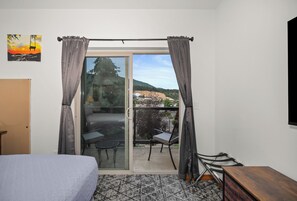 Bureau, fer et planche à repasser, lit parapluie, Wi-Fi gratuit