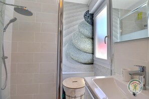 Shower, hair dryer, towels