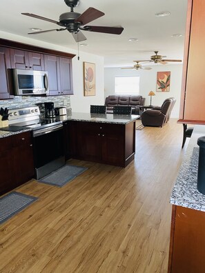 Jääkaappi, mikroaaltouuni, uuni, liesi