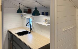 Fridge, coffee/tea maker