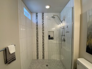 Combined shower/tub, hair dryer, towels, soap - 🔥Updated Rancher near 🛍 shopping & restaurants 🍽 🐾 (Spokane)