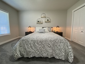 3 bedrooms, desk, free WiFi, bed sheets - 🔥Updated Rancher near 🛍 shopping & restaurants 🍽 🐾 (Spokane)