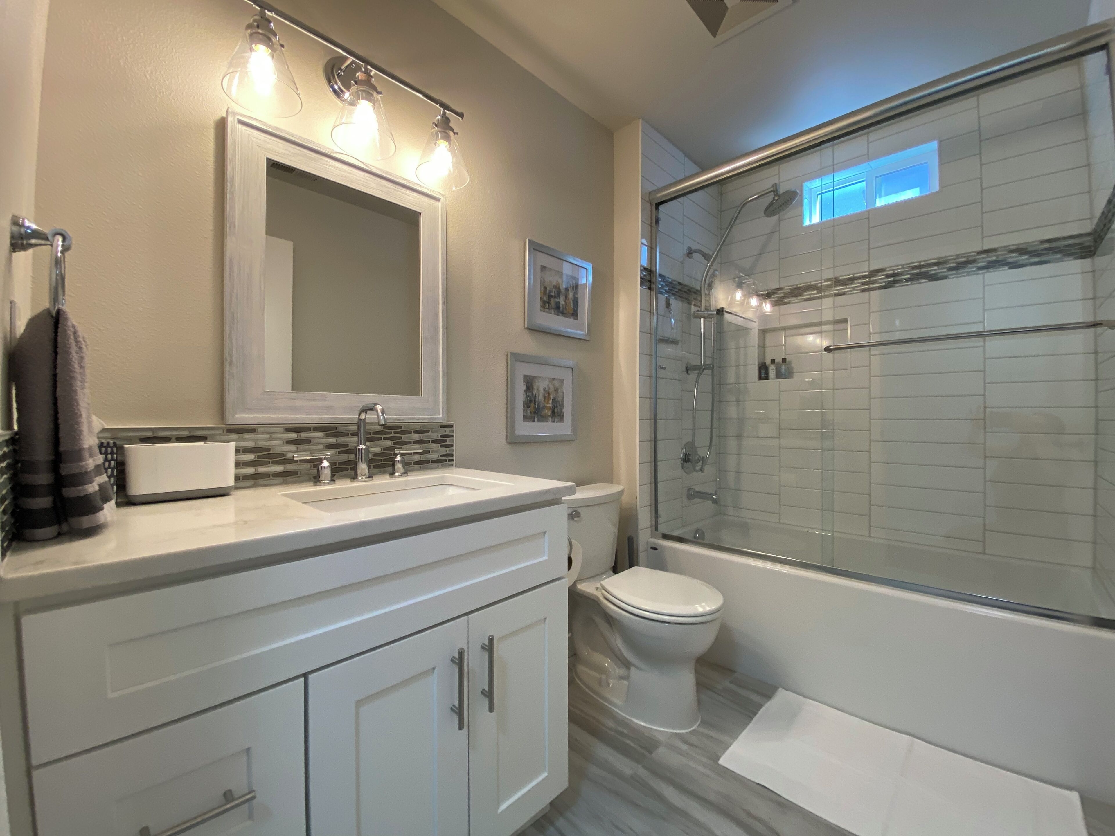 Combined shower/tub, towels, soap, shampoo