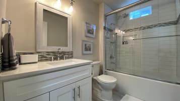 Combined shower/tub, towels, soap, shampoo