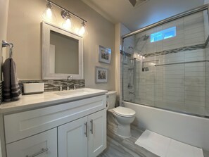 Combined shower/tub, towels, soap, shampoo - 🔥Updated Rancher near 🛍 shopping & restaurants 🍽 🐾 (Spokane)