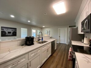 Fridge, microwave, oven, stovetop - 🔥Updated Rancher near 🛍 shopping & restaurants 🍽 🐾 (Spokane)