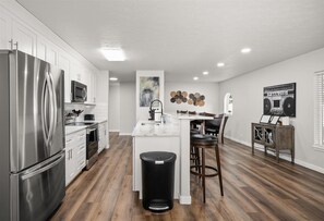 Coffee/tea maker, fridge, microwave, oven - Updated Rancher near shopping & restaurants (Spokane)