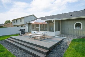 Outdoor dining - Updated Rancher near shopping & restaurants (Spokane)