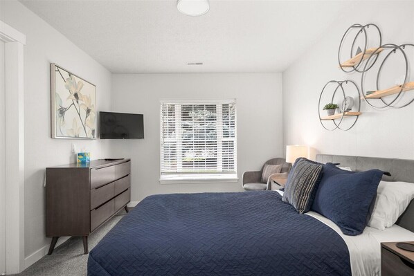 3 bedrooms, desk, WiFi (free), bed sheets - Updated Rancher near shopping & restaurants (Spokane)