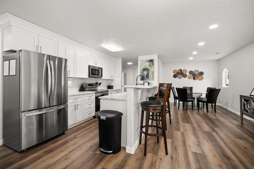 Updated Rancher near shopping & restaurants