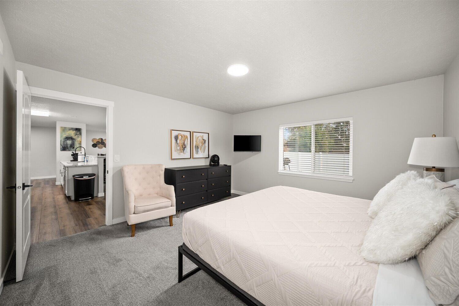 3 bedrooms, desk, WiFi (free), bed sheets