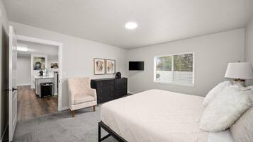 3 bedrooms, desk, WiFi (free), bed sheets