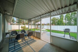 Outdoor dining - Updated Rancher near shopping & restaurants (Spokane)