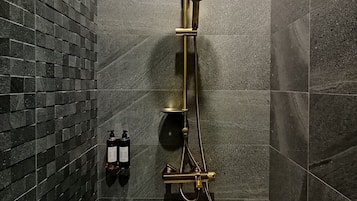 Bañera y ducha independientes, cabezal de ducha con hidromasaje