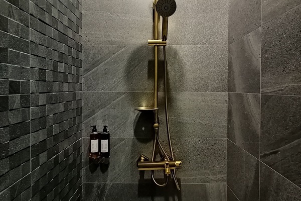 Habitación Deluxe doble, 1 cama de matrimonio grande, vistas a la ciudad | Baño | Bañera y ducha independientes y cabezal de ducha con hidromasaje